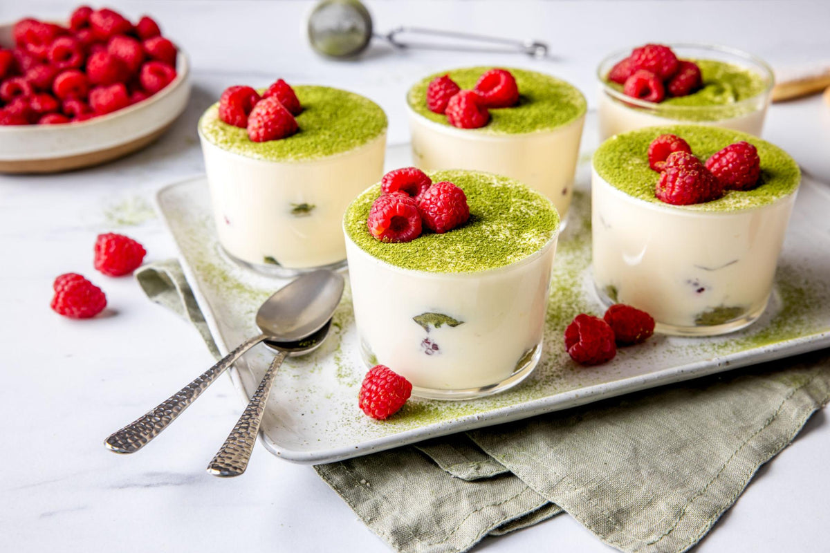 Tiramisu au matcha, chocolat blanc et framboises : la recette qui prolonge l'été